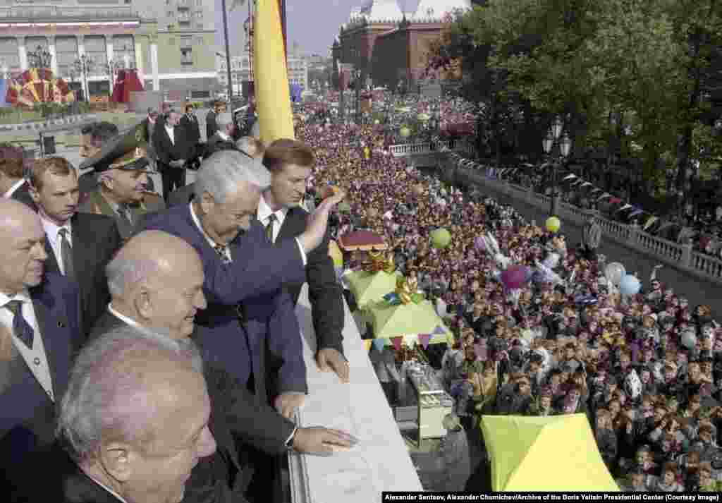 Єльцин махає людям під час відкриття виставкового комплексу &laquo;Манеж&raquo; у вересні 1997 року