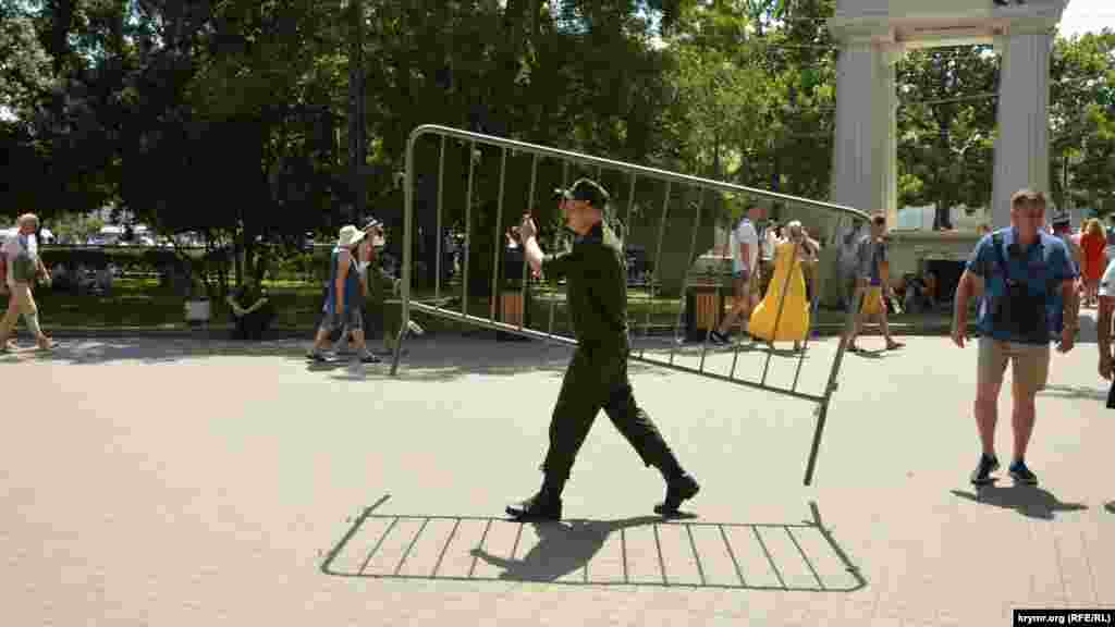 Пройти до безпосереднього місця проведення свята могли ті, у кого були перепустки та запрошення. Периметр майданчики для проведення заходу було огороджено, його охороняла російська поліція і солдати. Більшість глядачів дивилися парад здалеку