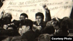 Участники демонстрации 17 декабря 1986 года против советской кадровой политики, стоят на центральной площади Алматы. Фотокопия снимка из Центрального архива кинофотодокументов и звукозаписей.