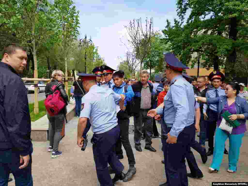 В Алматы полиция тоже провела массовые задержания на месте проведения несанкционированной акции &laquo;в поддержку политических заключенных&raquo;.&nbsp;