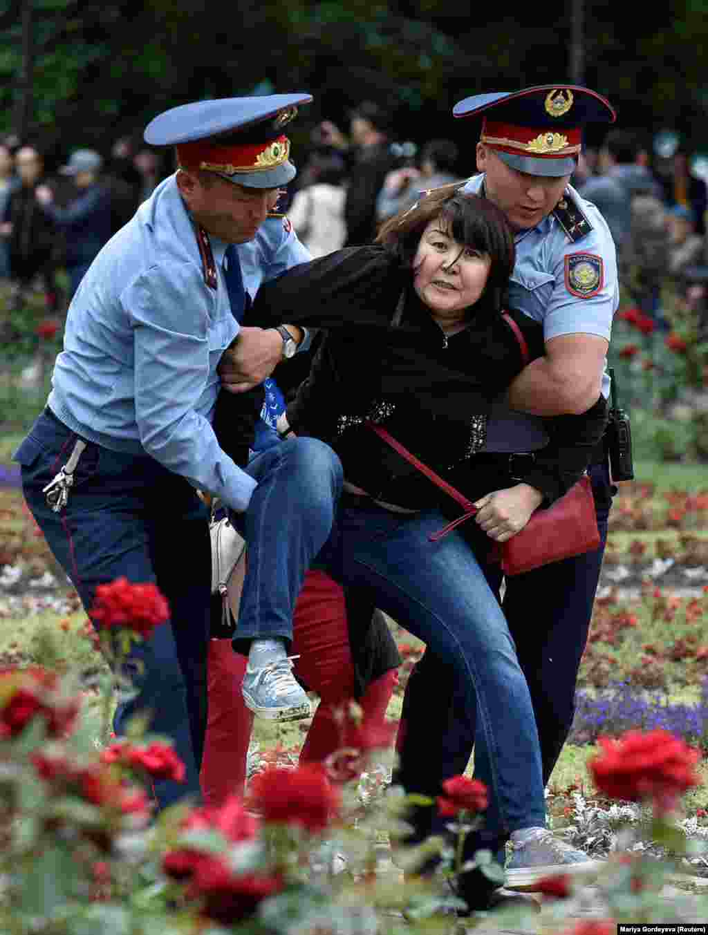 Полиция задерживает одного из пришедших на площадь. Алматы, 9 июня 2019 года.