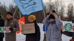 Анастасия Кочнева (в центре) на митинге