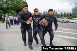 Полиция задерживает мужчину в центре Алматы, где ожидался несанкционированный митинг. 10 июня 2019 года.