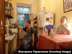 Саша готовит завтрак дома у Екатерины