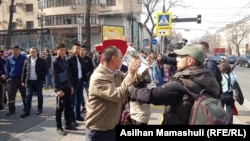 Во время задержаний на мирных митингах в городах неизвестные в штатском препятствовали освещению событий. 22 марта 2019 года. 