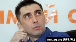 Гражданский активист Вадим Курамшин на онлайн-конференции в Алматинском бюро Азаттыка после своего освобождения из таразской тюрьмы. Алматы, 31 августа 2012 года.