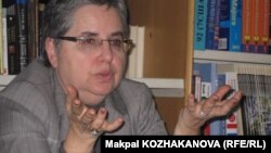 Марта Олкотт, американский эксперт по Центральной Азии, на пресс-конференции в посольстве США в Казахстане. Алматы, 6 марта 2012 года.