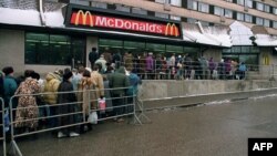 Очередь в Москве в день открытия американского ресторана McDonald's. 1 февраля 1992 года.