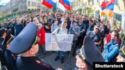 Во время акции протеста сторонников Алексея Навального в Самаре. 5 мая 2018 года.