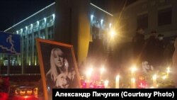 Место, где погибла журналистка Ирина Славина. Жители Нижнего Новгорода несут туда свечи и цветы. Фото: Александр Пичугин