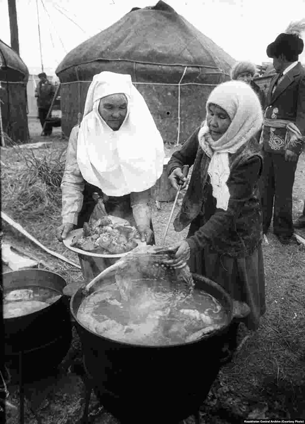 Усть-Каменогорск, 1988 год. Автор съемки: В. Воротников. Во время подготовки к весеннему празднику Наурыз.