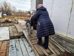 Наталья Фролова везет дочь Анну к такси. Уральск, 4 ноября 2019 года.