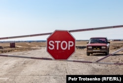 Шлагбаум при въезде на площадку, где может быть построена АЭС. Поселок Улькен, Алматинская область. 12 апреля 2019 года.