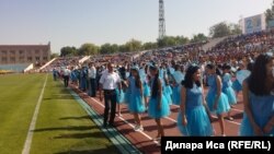 Школьники на организованном местными властями мероприятии ко Дню защиты детей. 1 июня 2018 года.