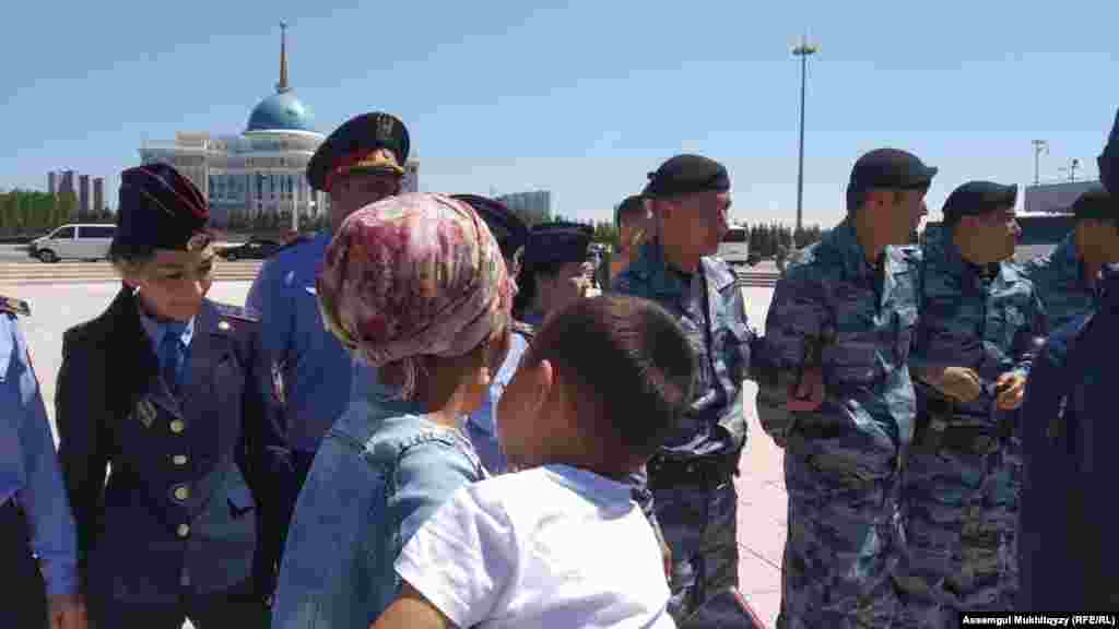 Полицейские, взявшие в кольцо женщин на площади возле Акорды.