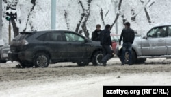 Дорожно-транспортное происшествие на одной из алматинских улиц.