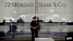 Охранник в штаб-квартире JP Morgan Chase в Нью-Йорке