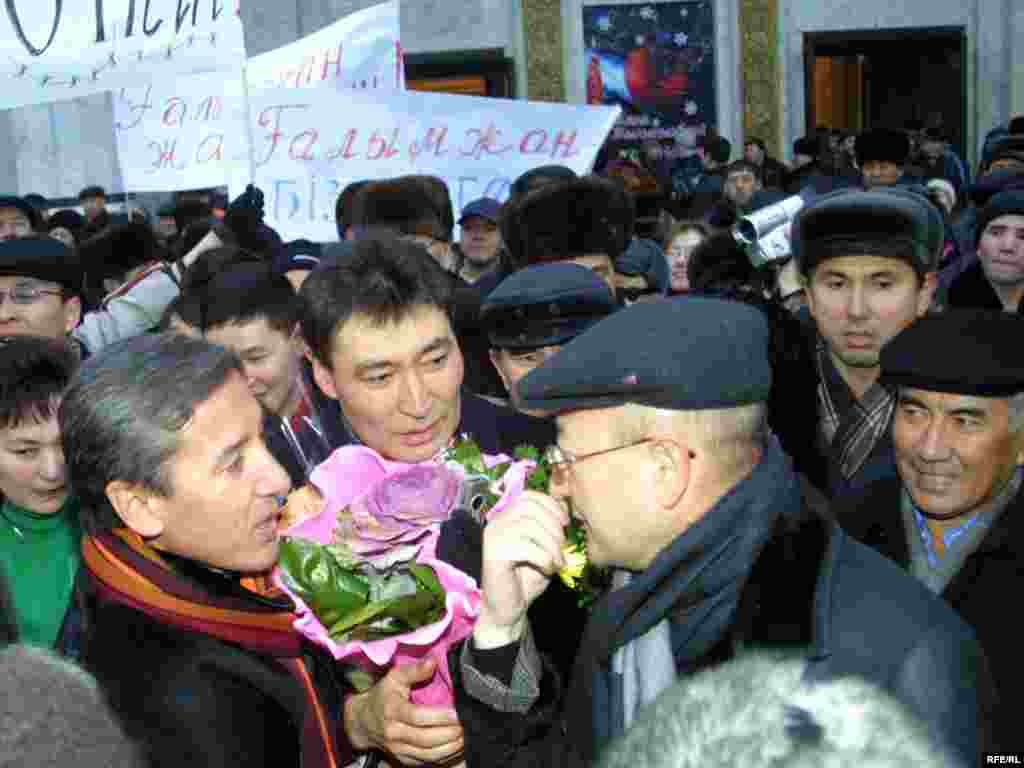 Народ встречает освобожденного из тюрьмы Галымжана Жакиянова. Алматы, январь 2005 года. - Демократическая общественность Казахстана встречает освобожденного из неволи Галымжана Жакиянова. Алматы, январь 2005г