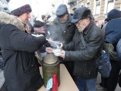 За бесплатной едой приходят не только бездомные