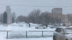 Полицейские на безлюдной площади Гагарина рядом с памятником Неизвестному солдату в Темиртау. 22 февраля 2020 года.