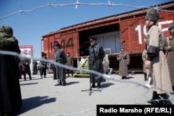 Уличная постановка в Чечне в память о депортации.