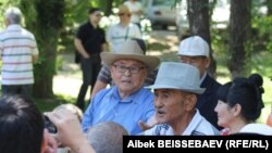 Пенсионеры на митинге против повышения тарифов на коммунальные услуги. Алматы, 15 июня 2013 года.