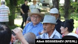 Пенсионеры на митинге против повышения тарифов. Алматы, 15 июня 2013 года.