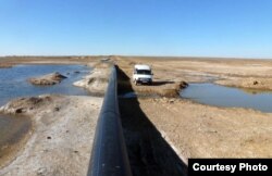 Трубопровод в степи, ведущий в Жезказган. По словам некоторых жителей города, именно из-за этого трубопровода произошло наводнение в микрорайоне Костанкельды. Октябрь 2012 года. Автор фото - Наталья Соколюк.