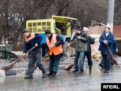 Гастарбайтеры очищают улицу от снега. Москва, 28 февраля 2008 года.