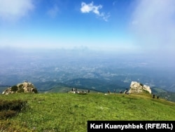 Вид на город с пика Кумбель на Кок-Жайляу. 16 июля 2017 года.