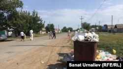 Переполненные контейнеры с мусором при въезде в пригородное село Круглоозерное. Западно-Казахстанская область, 6 августа 2017 года.