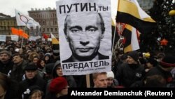 Во время митинга российской оппозиции. Петербург, 18 декабря 2011 года.