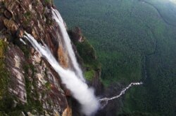 Знаменитый водопад Анхель, самый высокий в мире, в венесуэльском штате Боливар.