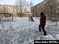 Почерневший снег на детской площадке в Темиртау