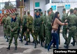 Военнослужащие у ворот тюрьмы. 20 сентября 2012 года.