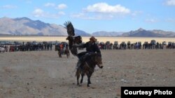 Состязания среди беркутчи в Баян-Улгийском аймаке Монголии. 5 октября 2014 года.