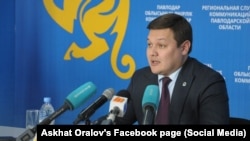 Асхат Оралов в бытность заместителем акима Павлодарской области, в которой трудовую карьеру строил его отец