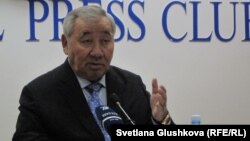 Оралбай Абдыкаримов, руководитель новой общественной организации «Жанару». Астана, 31 января 2014 года. 