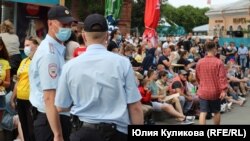 Сотрудники полиции в фанзоне в Петербурге