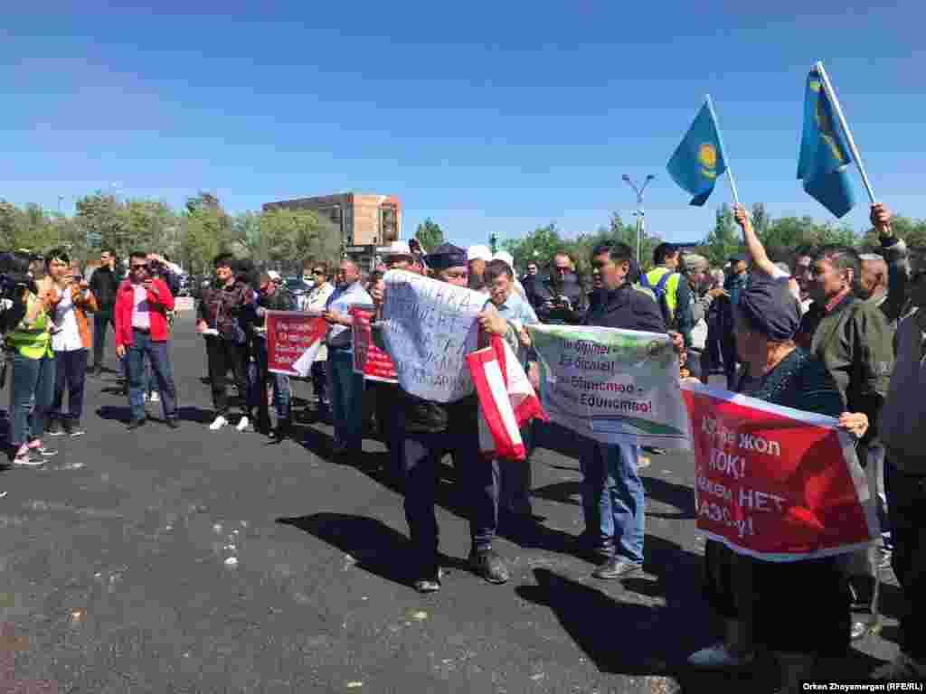 По словам репортера Азаттыка, в митинге участвовало около сотни людей.