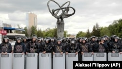 Полицейские блокируют территорию для предотвращения акций протеста против результатов президентских выборов, Нур-Султан, 10 июня 2019 года. 