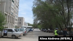 Полицейское оцепление на улице Жангожа-батыра в Актобе на месте взрыва бомбы. Слева за автобусом – трехэтажное здание комплекса КНБ, где произошел взрыв бомбы. 17 мая 2011 года. 