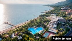 Отель Rixos в Бельдиби, за ним — здание, называемое резиденцией Назарбаева.