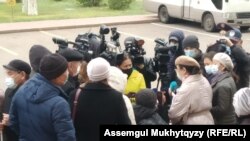 Люди с инвалидностью, приехавшие на встречу с чиновниками министерства здравоохранения, выступают перед репортерами. Нур-Султан, 12 октября 2020 года.