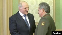 Президент Беларуси Александр Лукашенко приветствует министра обороны России Сергея Шойгу (справа). Минск, 23 апреля 2013 года.