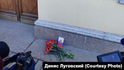 Акция протеста около здания Конституционного суда в Петербурге, в которой участвовала Буракова 