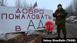 Бойовик «ДНР» на блокпосту на в'їзді до Горлівки, 14 грудня 2014 року