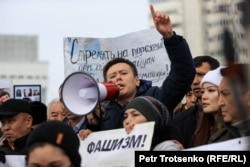 Жанболат Мамай на митинге в память о погибших во время январских событий. Алматы, 13 февраля 2022 года