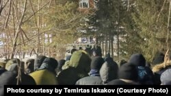 Митингующие отправили делегатов в акимат и ждут возвращения переговорщиков. Павлодарская область, город Экибастуз. 5 января 2022 года. Фото предоставлено Темиртасом Искаковым