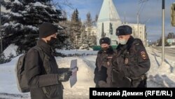 Активист Андрей Кичев у здания Правительства Архангельской области 